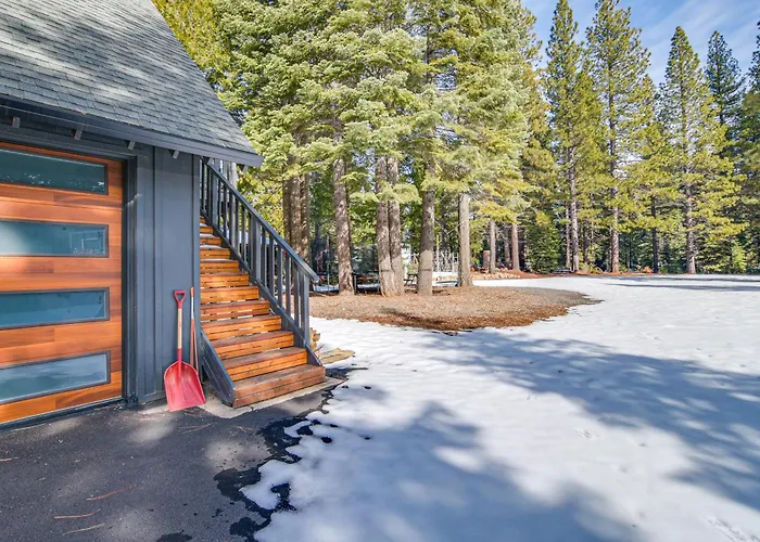 East Shore Peninsula Cabin W/ Pickleball Court