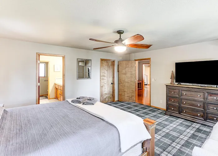 Spacious Retreat W/ Backyard: 1 Mi To Lake Almanor