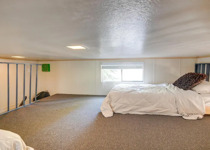 Near Lake Almanor & Golf: Cozy Cabin!