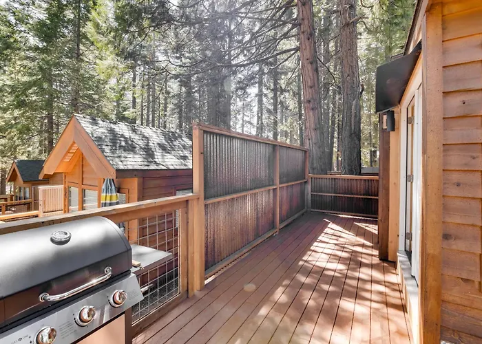 Near Lake Almanor & Golf: Cozy Cabin!