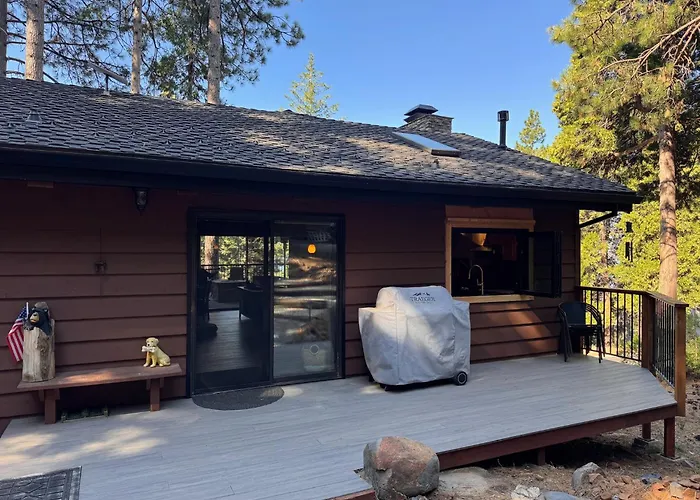 Luxury Lake Almanor Cabin Covered Deck & Views