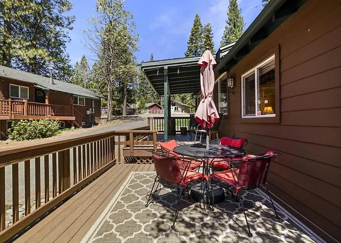 Cozy Lakeside Cabin, Steps From Lake Almanor And Close To Lassen Volcanic National Park In California